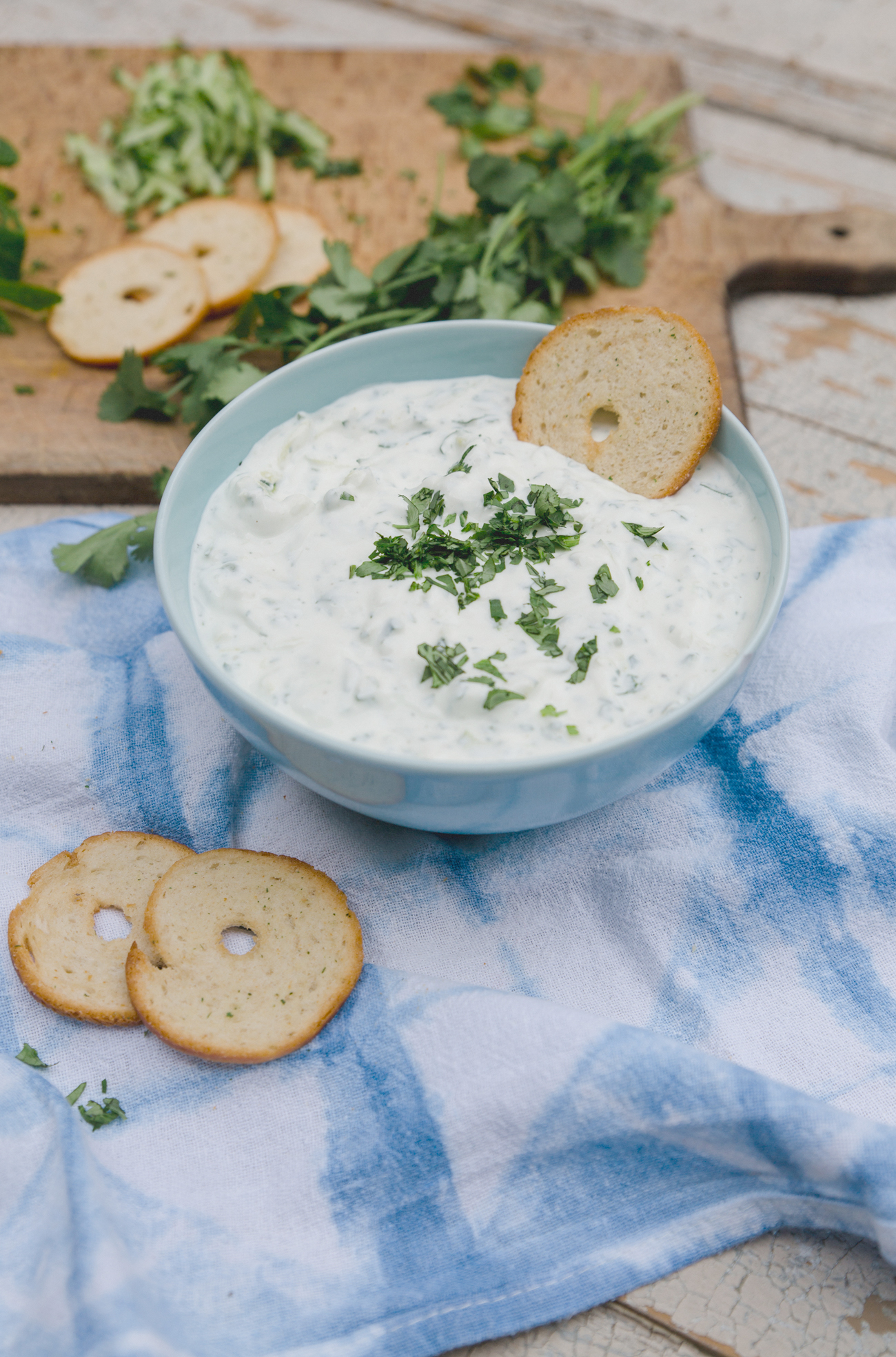 Herrlich frischer Zucchini-Kräuter-Joghurt mit orientalischen ... Herrlich frischer Zucchini-Kräuter-Joghurt mit orientalischen ...