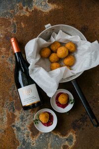 Rheinhessen Tapas Kartoffelbaellchen mit Rote Bete Creme