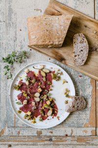 Carpaccio vom Neuseelandhirsch mit Kapern und Oliven
