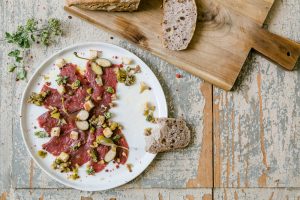 Carpaccio vom Neuseelandhirsch mit Kapern und Oliven