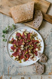 Carpaccio vom Neuseelandhirsch mit Kapern und Oliven
