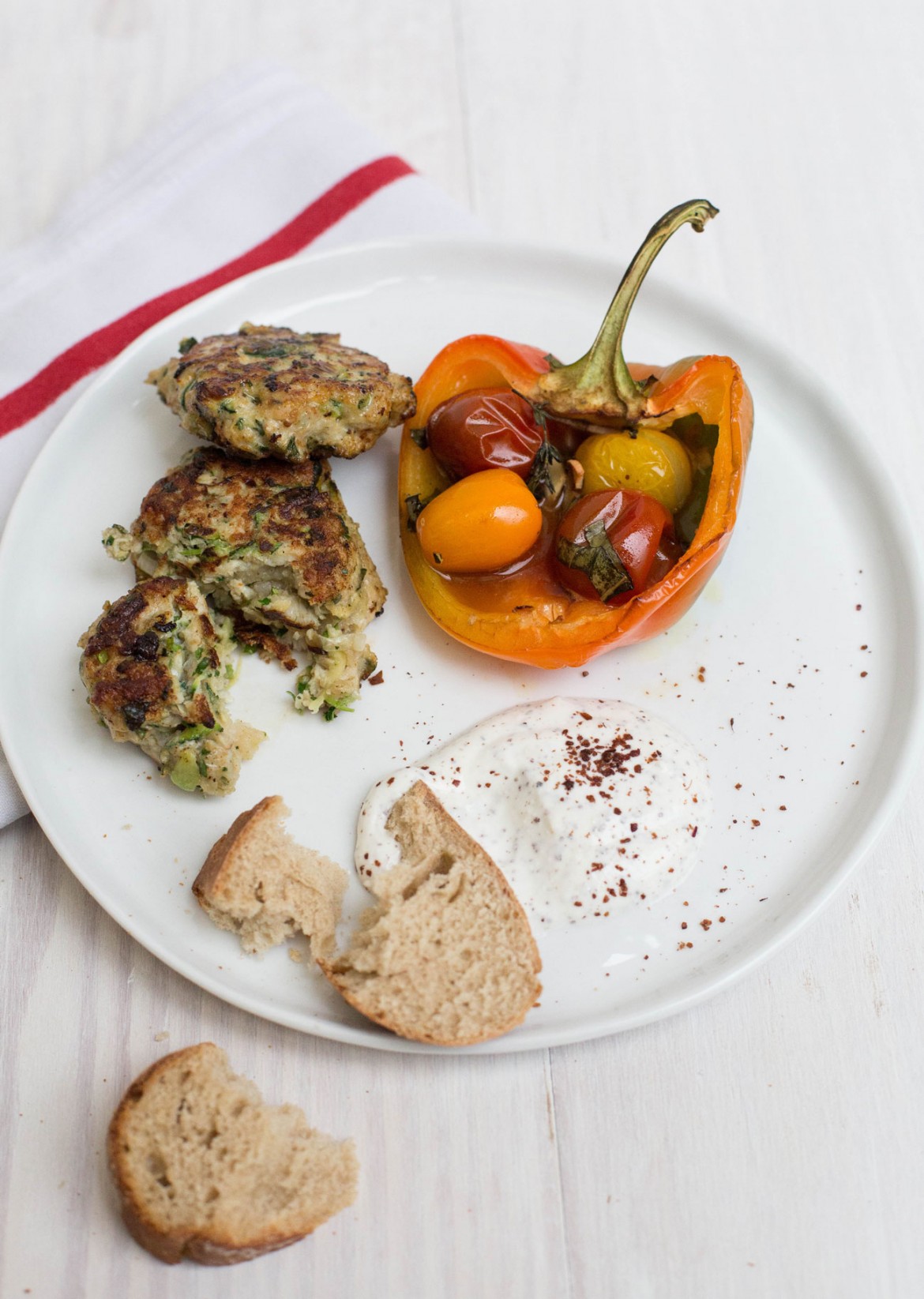 Paprika mit Cocktailtomaten und Hähnchen-Zucchini-Frikadellen - HeldamHerd Paprika mit Cocktailtomaten und Hähnchen-Zucchini-Frikadellen - HeldamHerd