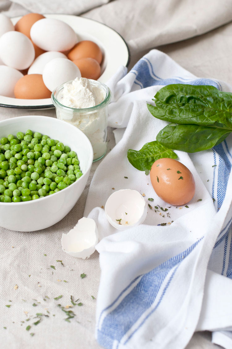 fritatta-erbsen-ricotta-zutaten-held-am-herd