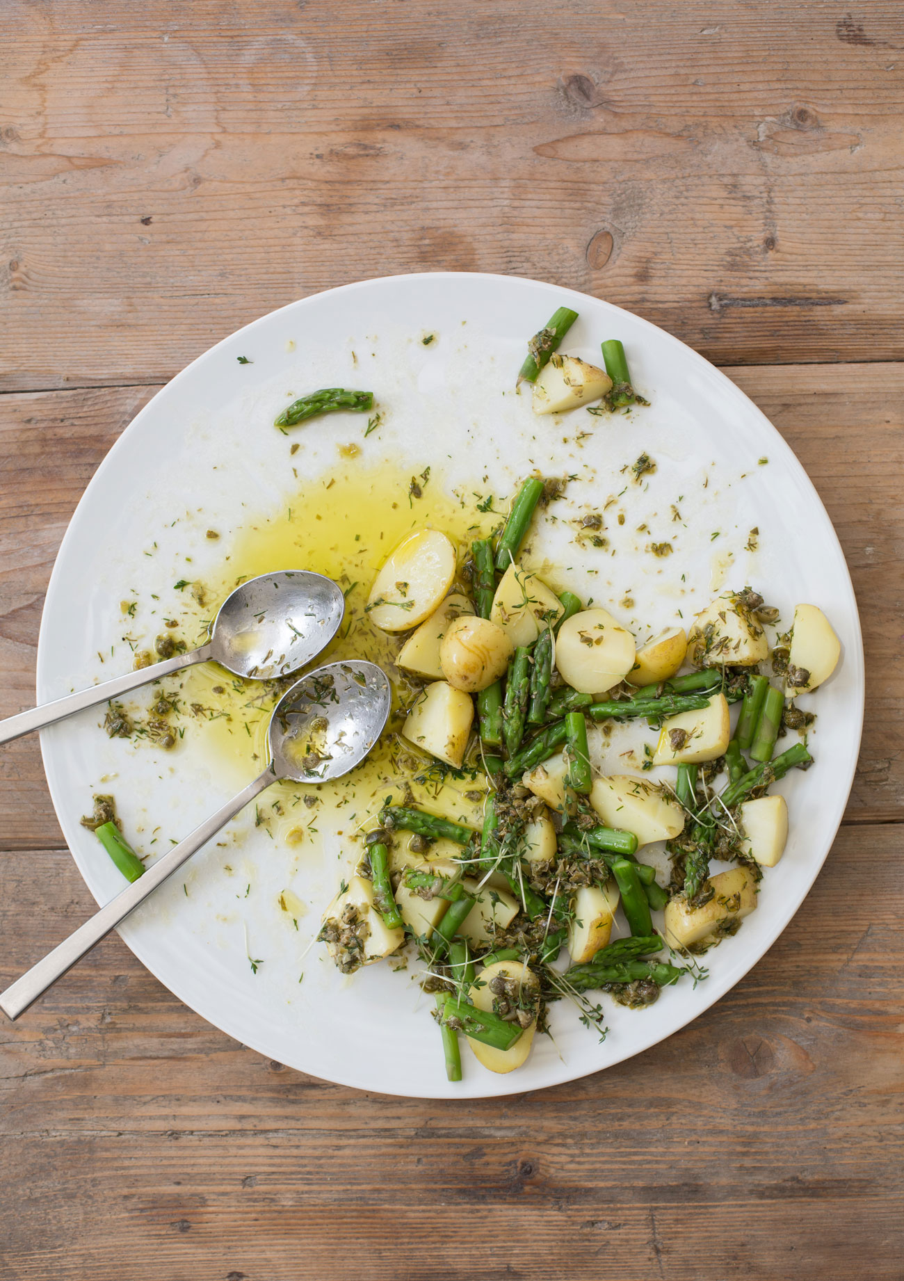 gruener-spargel-und-kartoffeln-held-am-herd