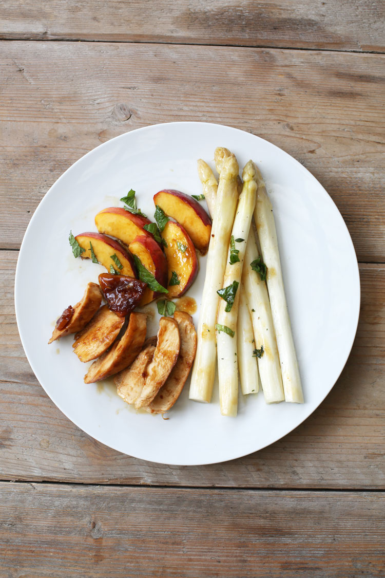 haehnchenbrust-mit-spargel-und-pfirsich