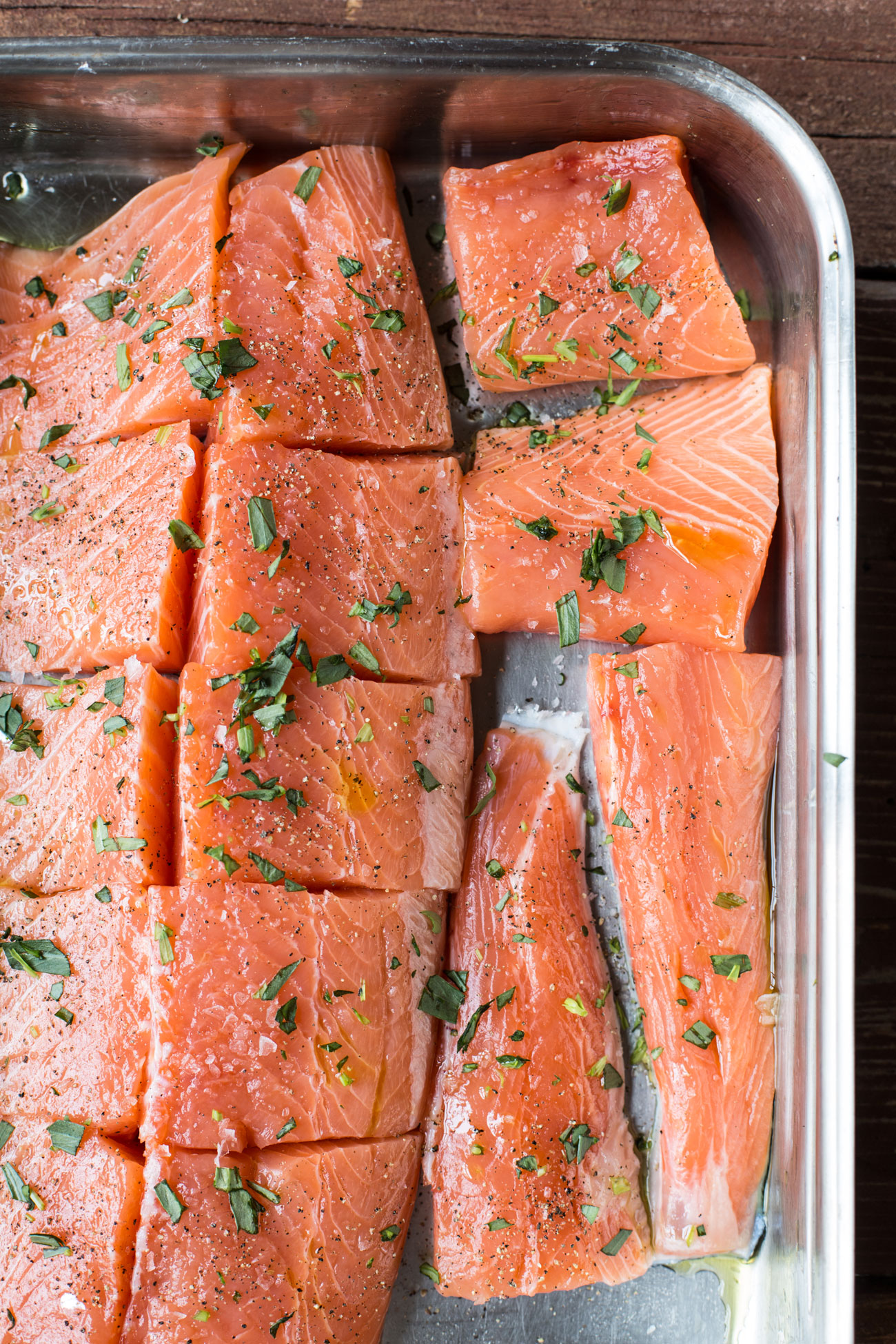 lachsseite-held-am-herd