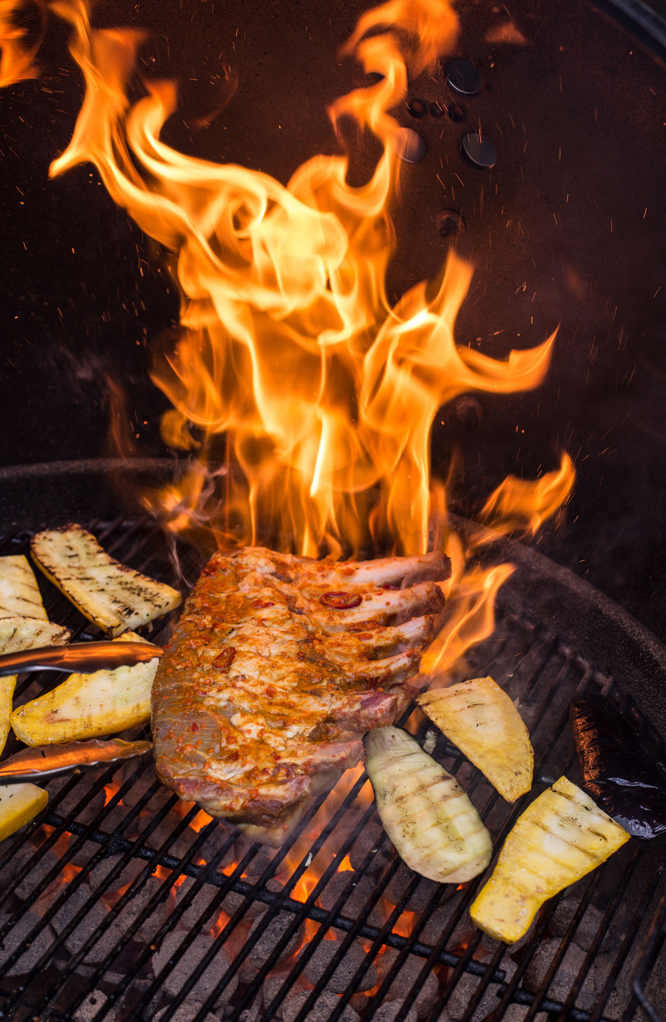 rippchen-auf-grill-held-am-herd