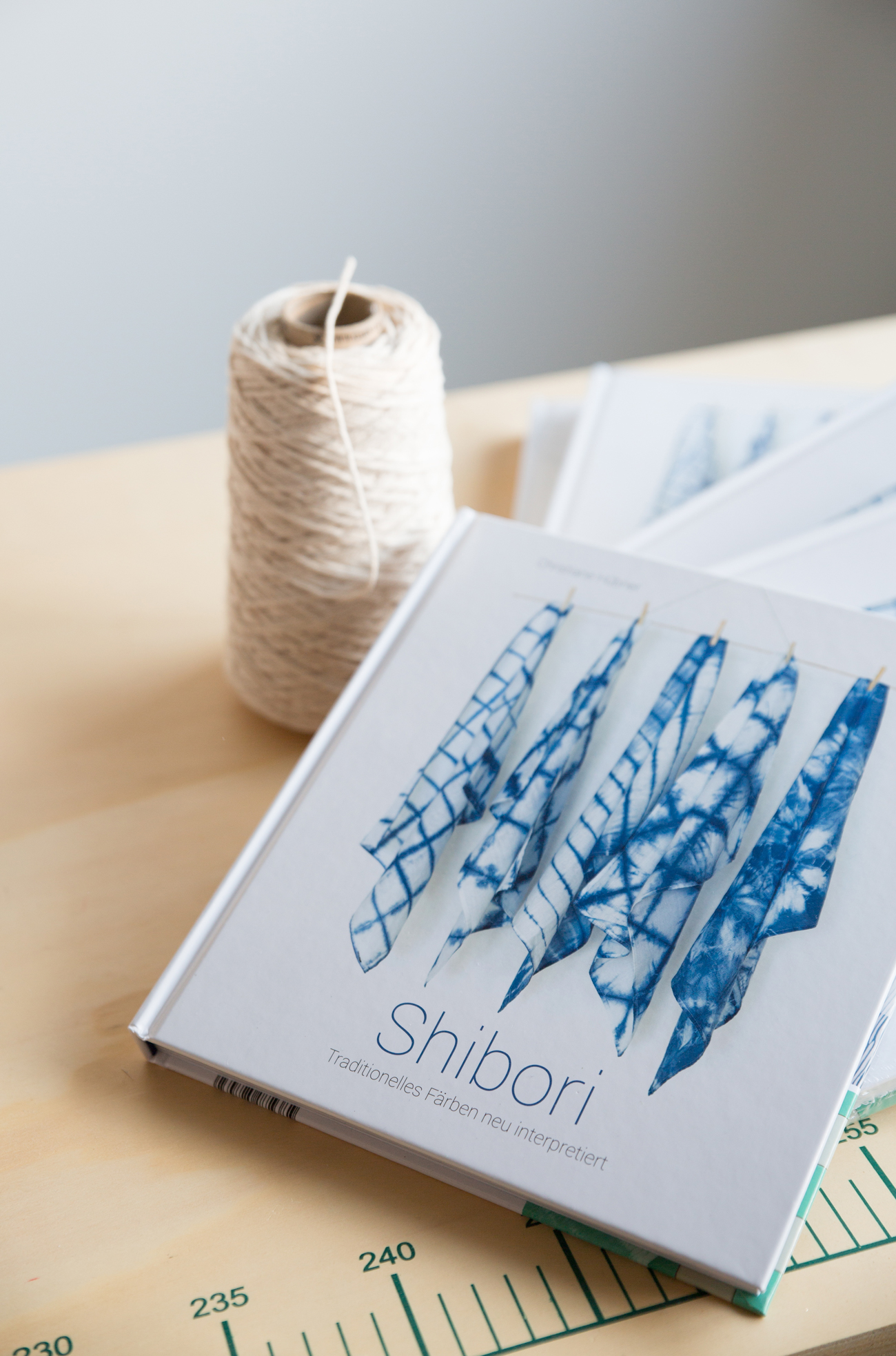 shibori-buch-held-am-herd