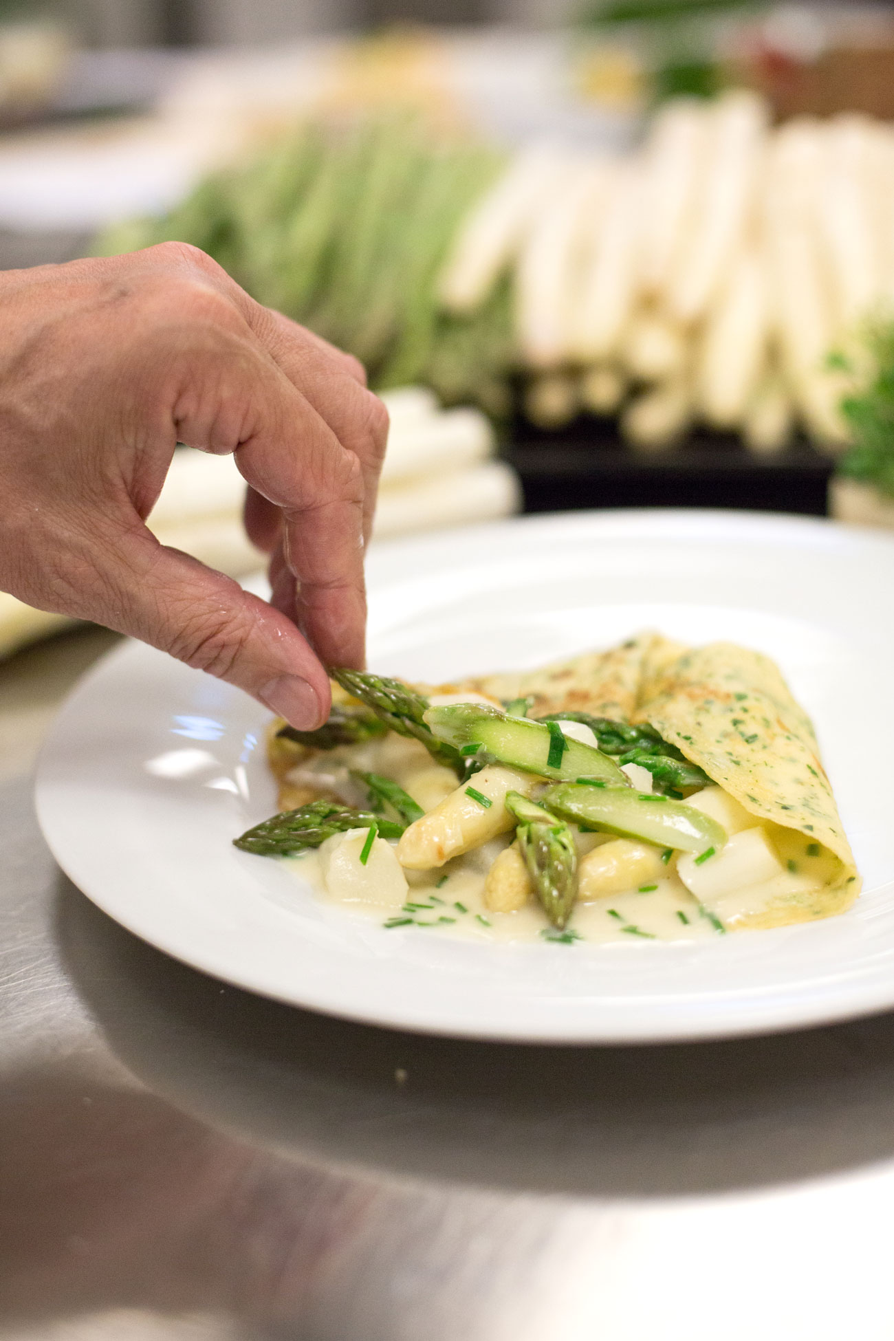 spargel-mit-kraeuterpfannekuchen