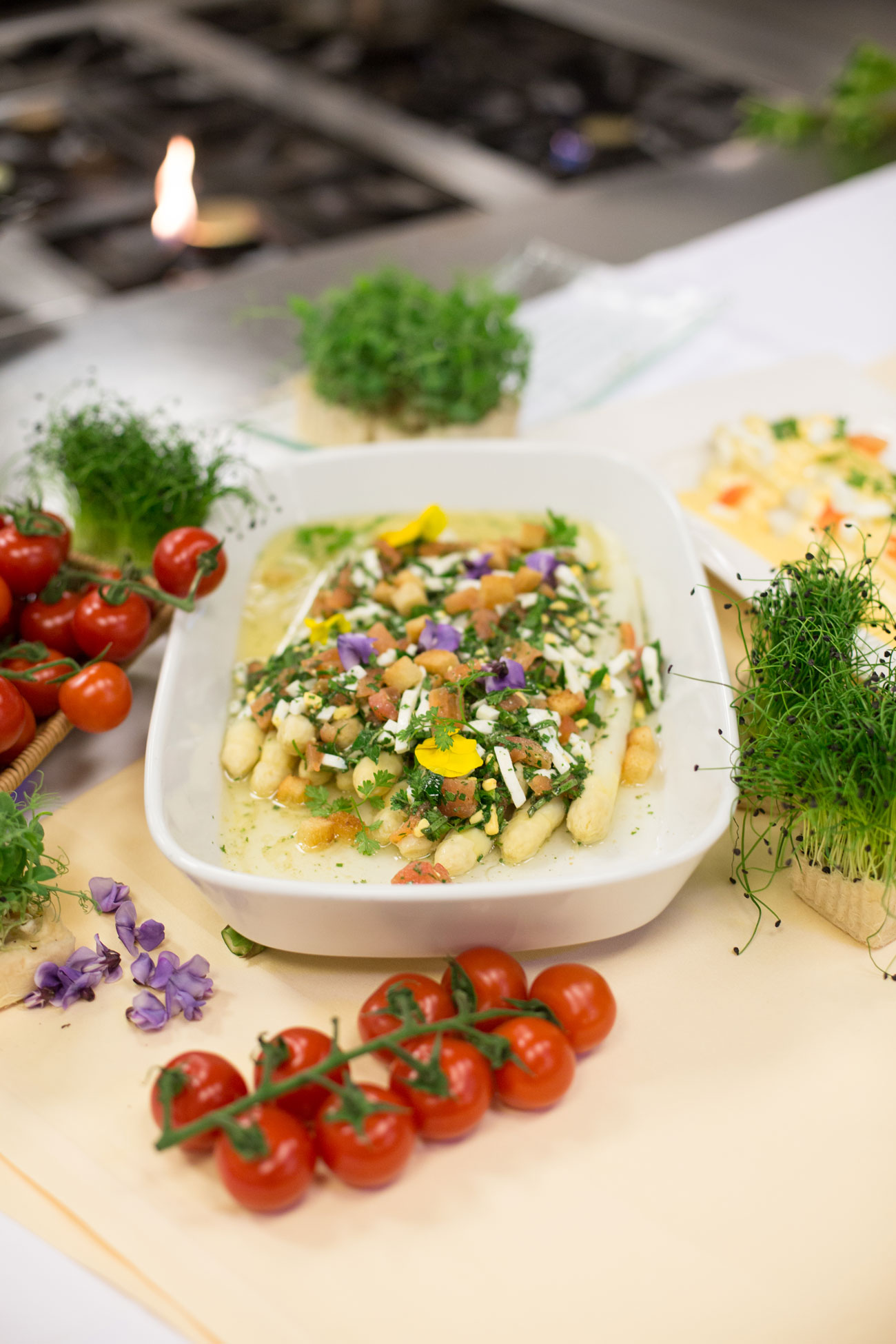 spargel-mit-vinaigrette-held-am-herd