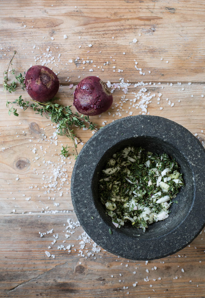 thymian-knoblauch-held-am-herd